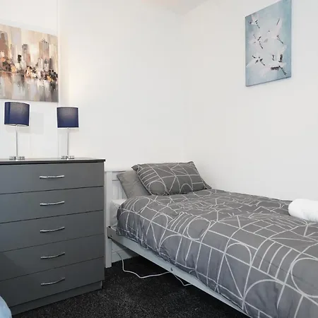 Coplow, 3 Bedrooms House, With 6 Beds, 2x Doubles Beds, 3x Singles Beds And 1 Sofa-bed,sleeps People *